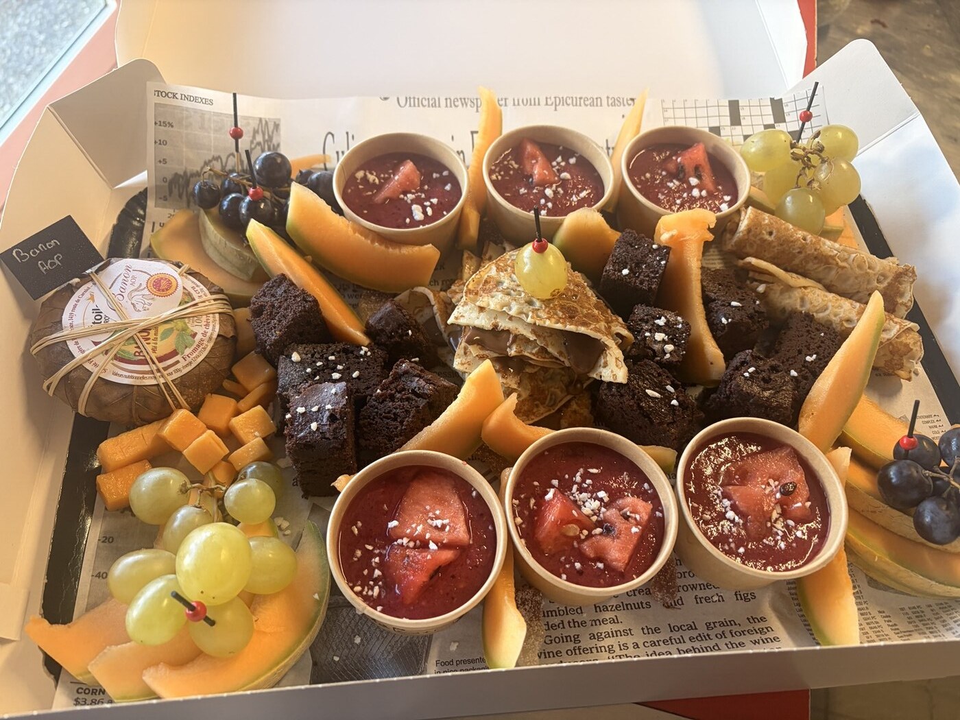Plateau sucré composé de fruits et de gourmandises préparé au Strike Bowling Diner Pamiers